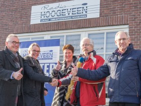 Radio Hoogeveen geeft estafettestok vrijwilligerswerk door aan “Hoogeveense Uitdaging”